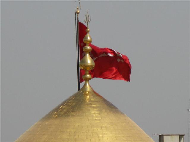 پرچم گنبد حرم امام حسین علیه السلام / کربلا . عراق